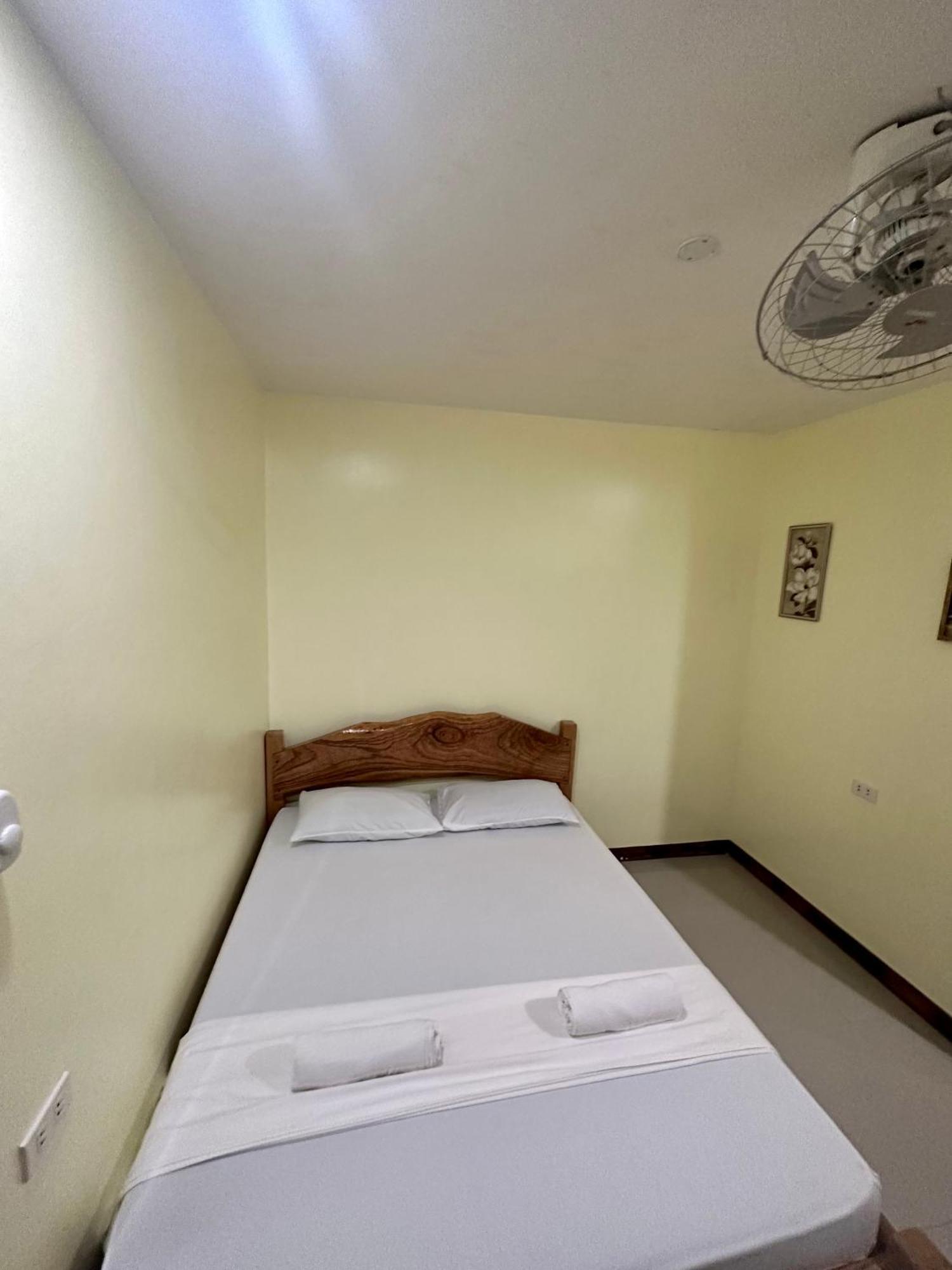 Edgar'S Guest House Moalboal Esterno foto