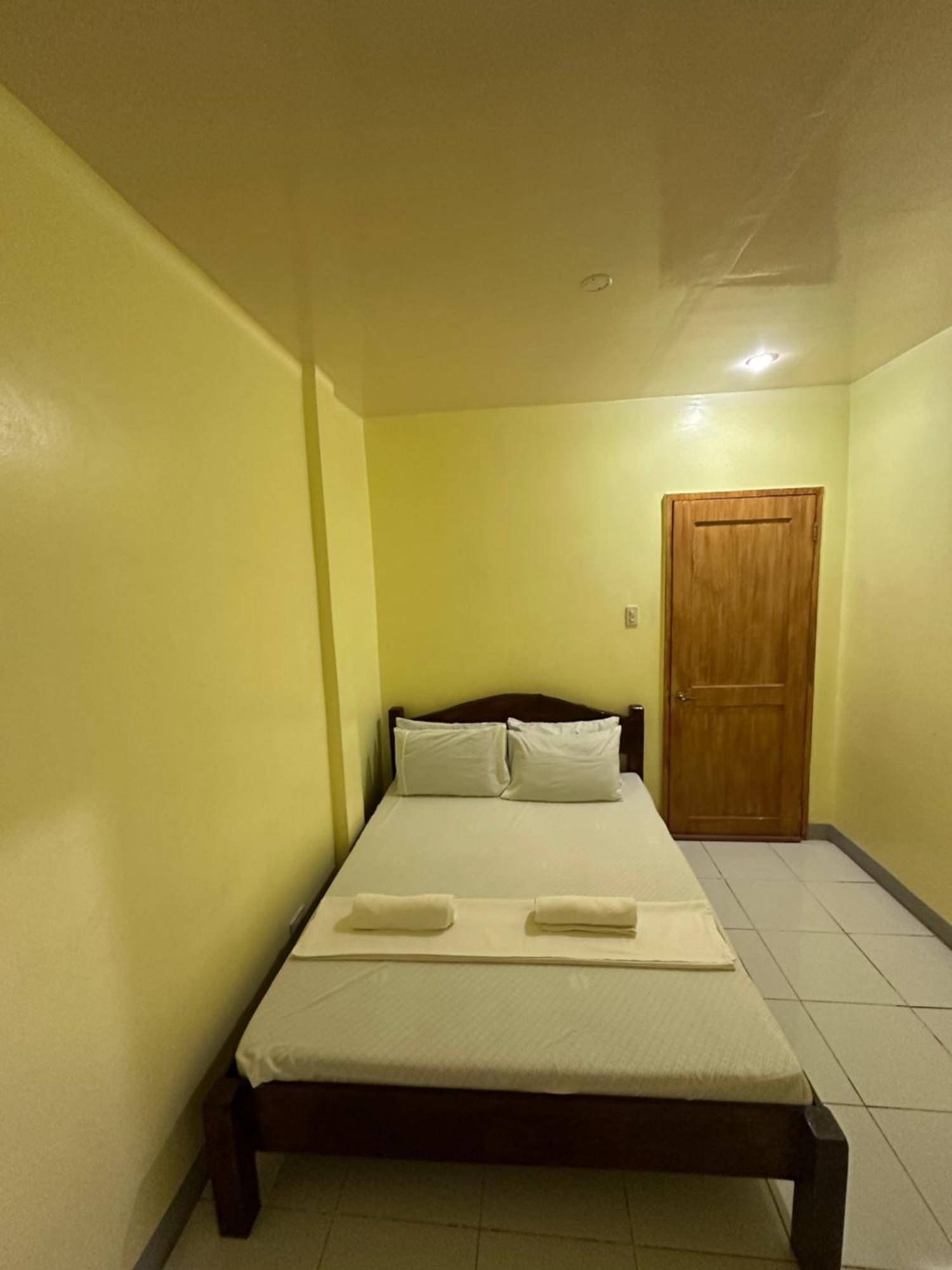 Edgar'S Guest House Moalboal Esterno foto
